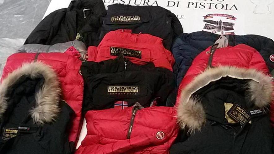 Nasconde cocaina nei giubbotti contraffatti