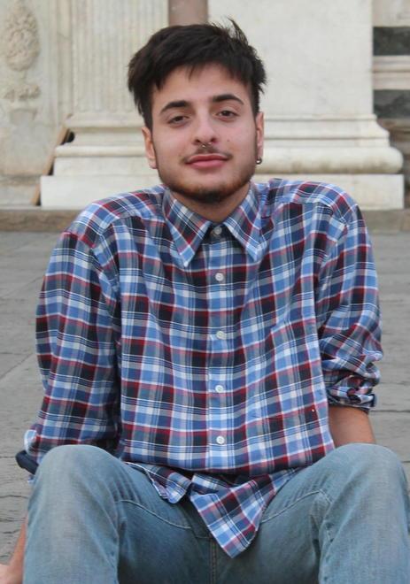 «Mi hanno picchiato alla stazione perché sono gay» 