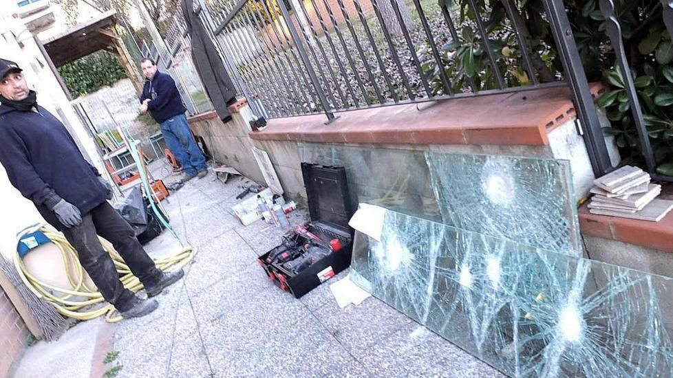 Ladri svaligiano il bar Del Carlo