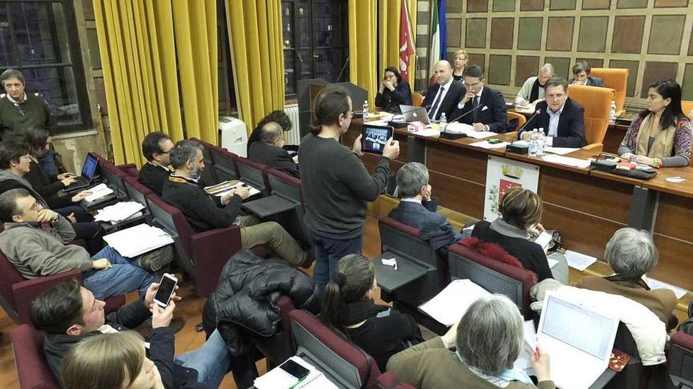 Voto in consiglio per il comitato dei garanti