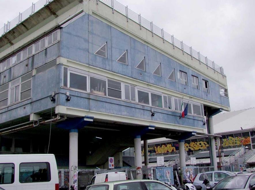 Invitano ragazzo gay all’autogestione e poi lo insultano 