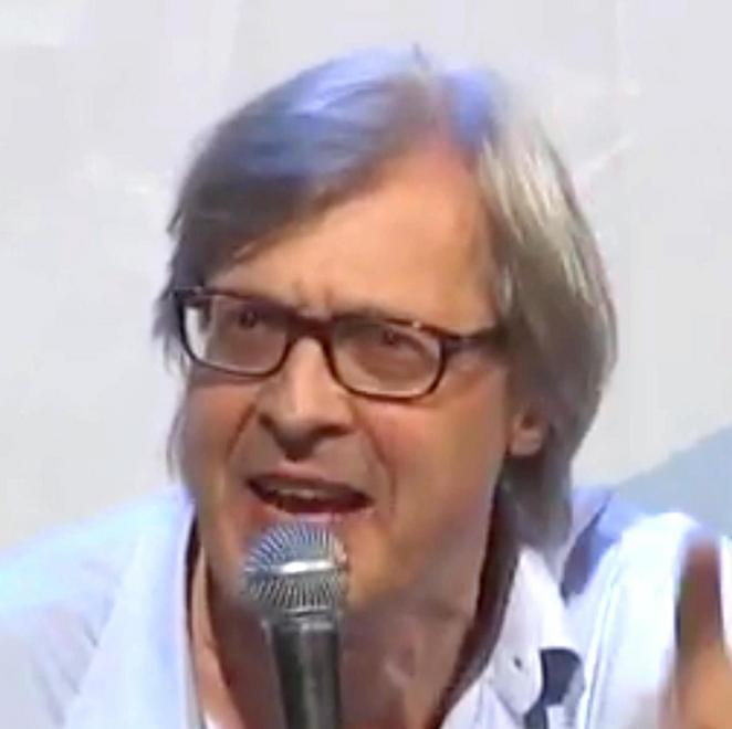 Vittorio Sgarbi ospite della prima sfilata e protagonista del carro di Luciano Tomei