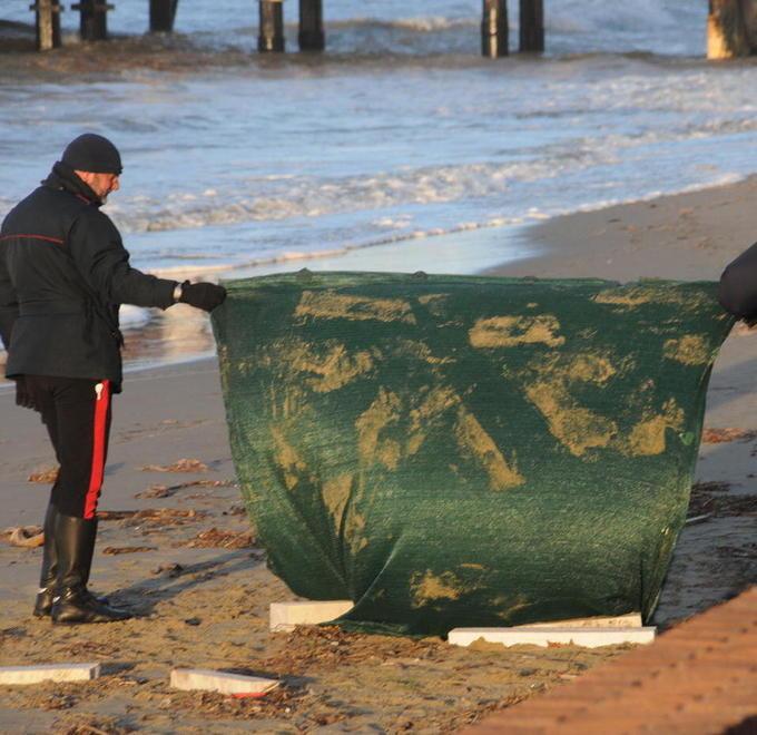 Cadavere trovato in spiaggia Potrebbe essere di un poliziotto