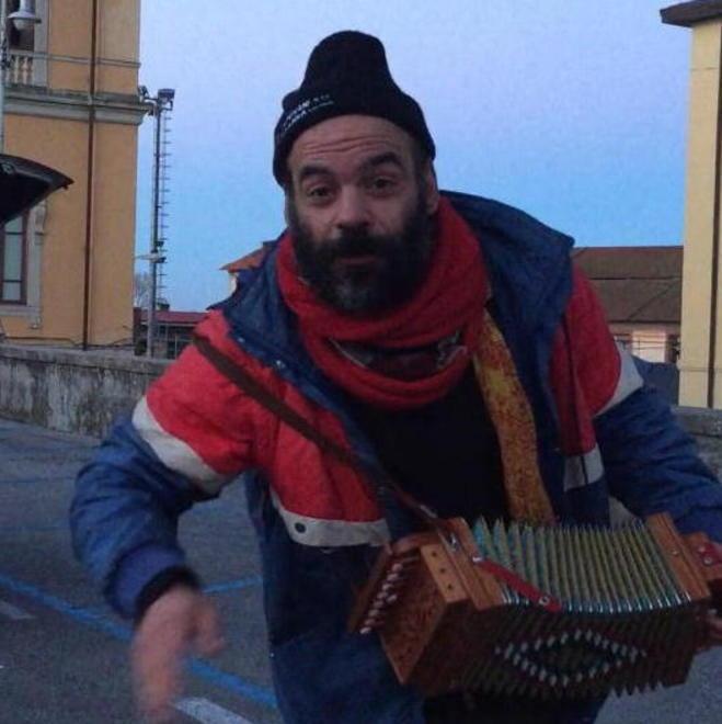 Protesta a suon di stornelli per i parcheggi Ceccarelli suona e canta sotto il municipio