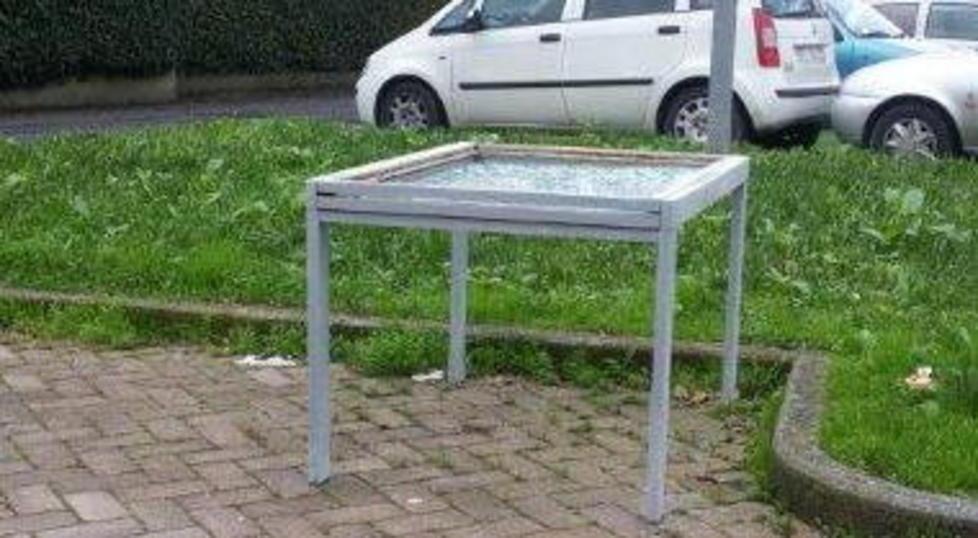 Vecchio tavolo abbandonato nel parcheggio