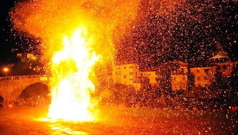 La disfida dei fuochi tra San Nicolò e San Geminiano 