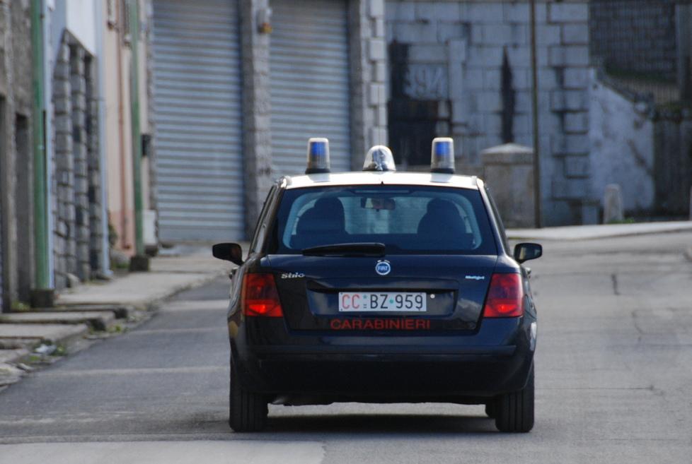 Cerca di entrare in casa degli zii, arrestato