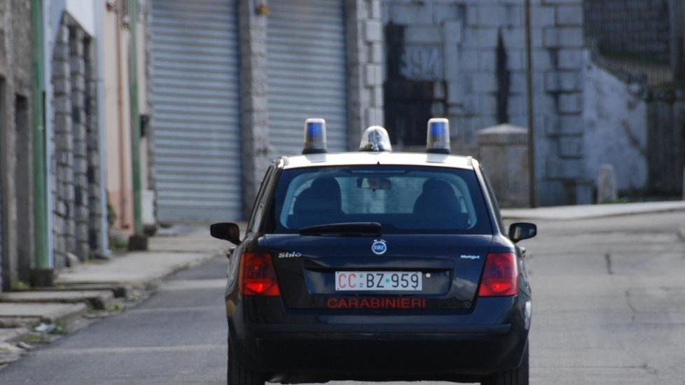Cerca di entrare in casa degli zii, arrestato