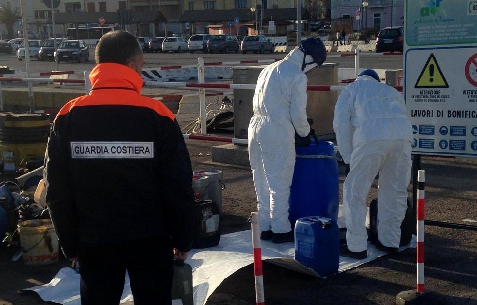 Rimossi i rifiuti dal molo pescherecci