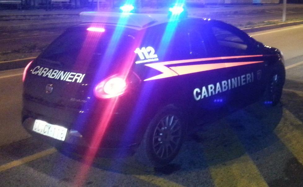 Guida in stato di ebbrezza e con un coltello: denunciato