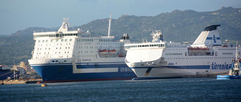I traghetti Grimaldi e Tirrenia ormeggiati all'Isola Bianca