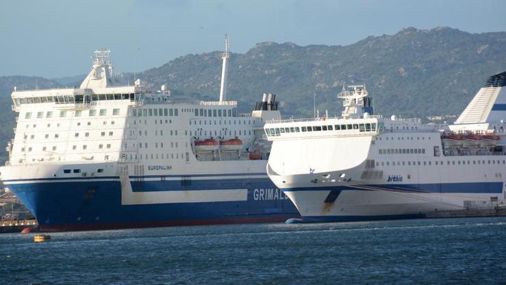 I traghetti Grimaldi e Tirrenia ormeggiati all'Isola Bianca