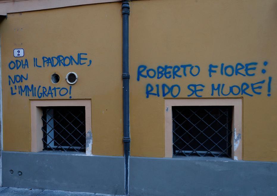 Centro: sui palazzi scritte contro l’evento