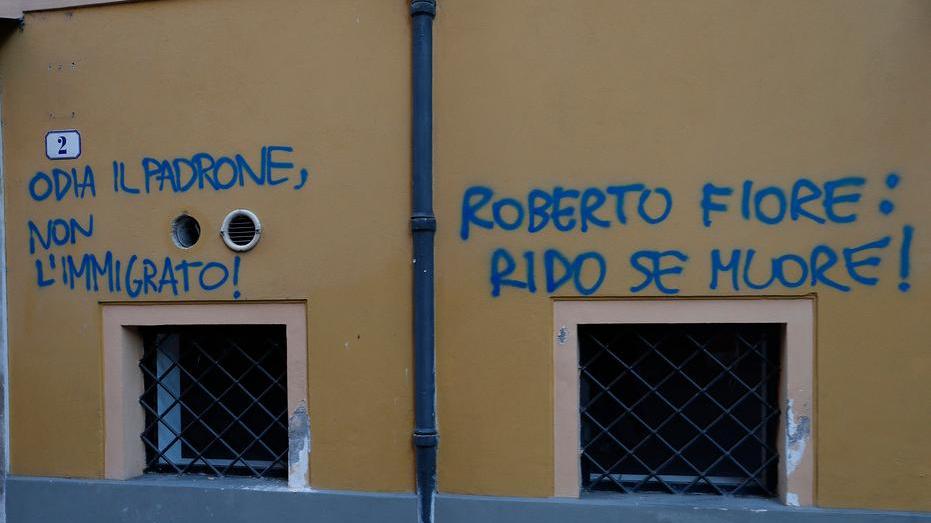 Centro: sui palazzi scritte contro l’evento