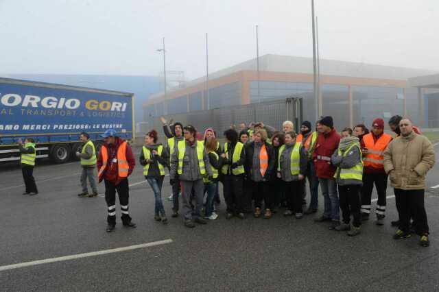 Magazzino Piaggio bloccato contro la minaccia di licenziamenti