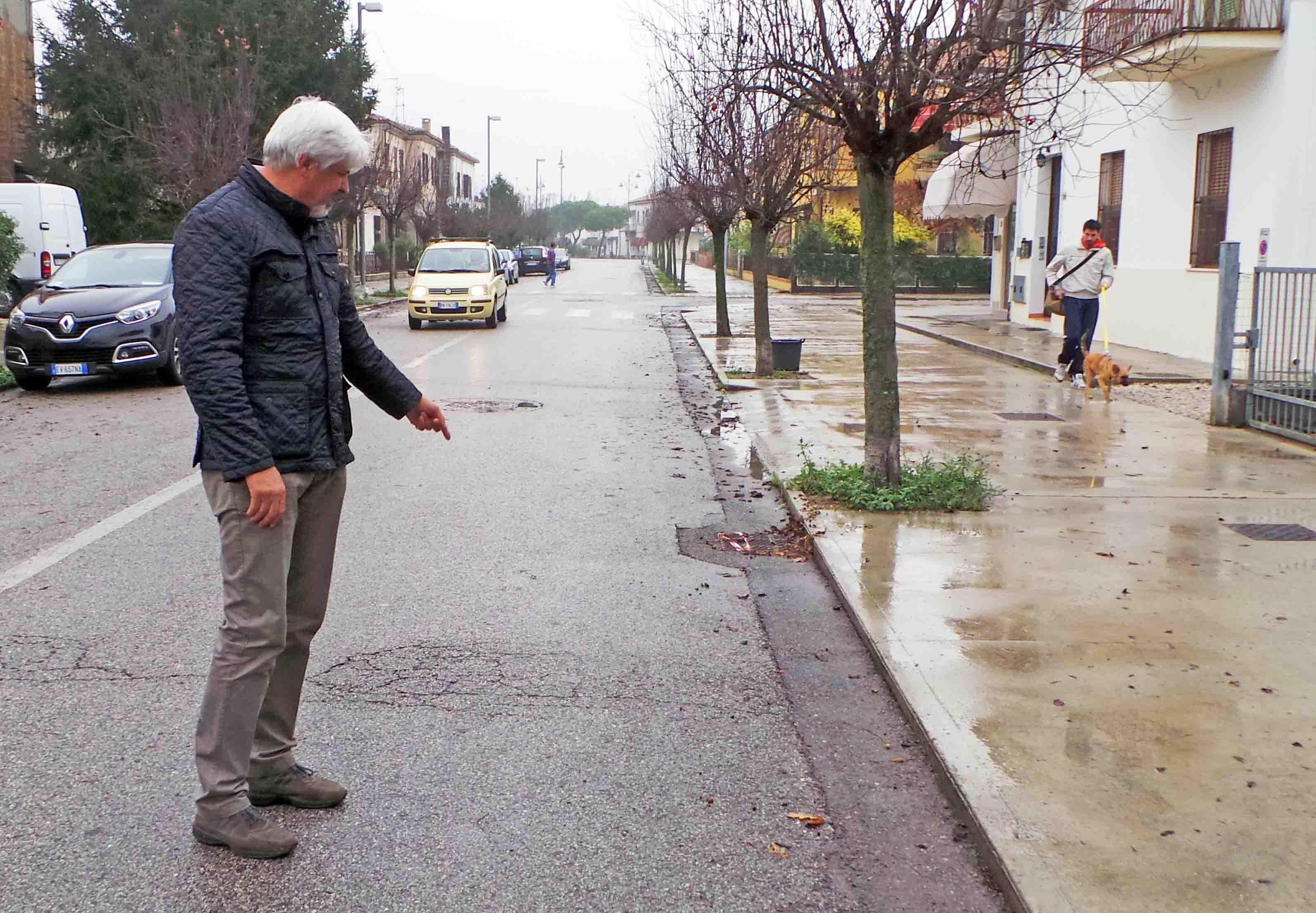 Il sindaco di Tresigallo Dario Barbieri durante un sopralluogo