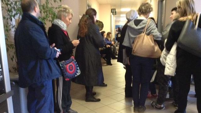 Utenti in coda al Dipartimento di prevenzione di via Lavarone (foto Batavia)
