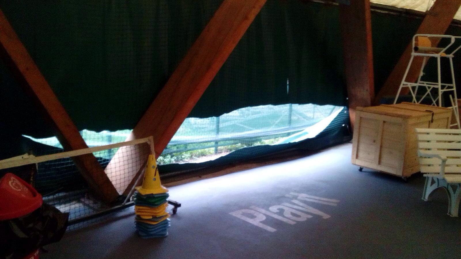 Danni al campo da tennis coperto al circolo Apt (foto Paolo Barlettani)