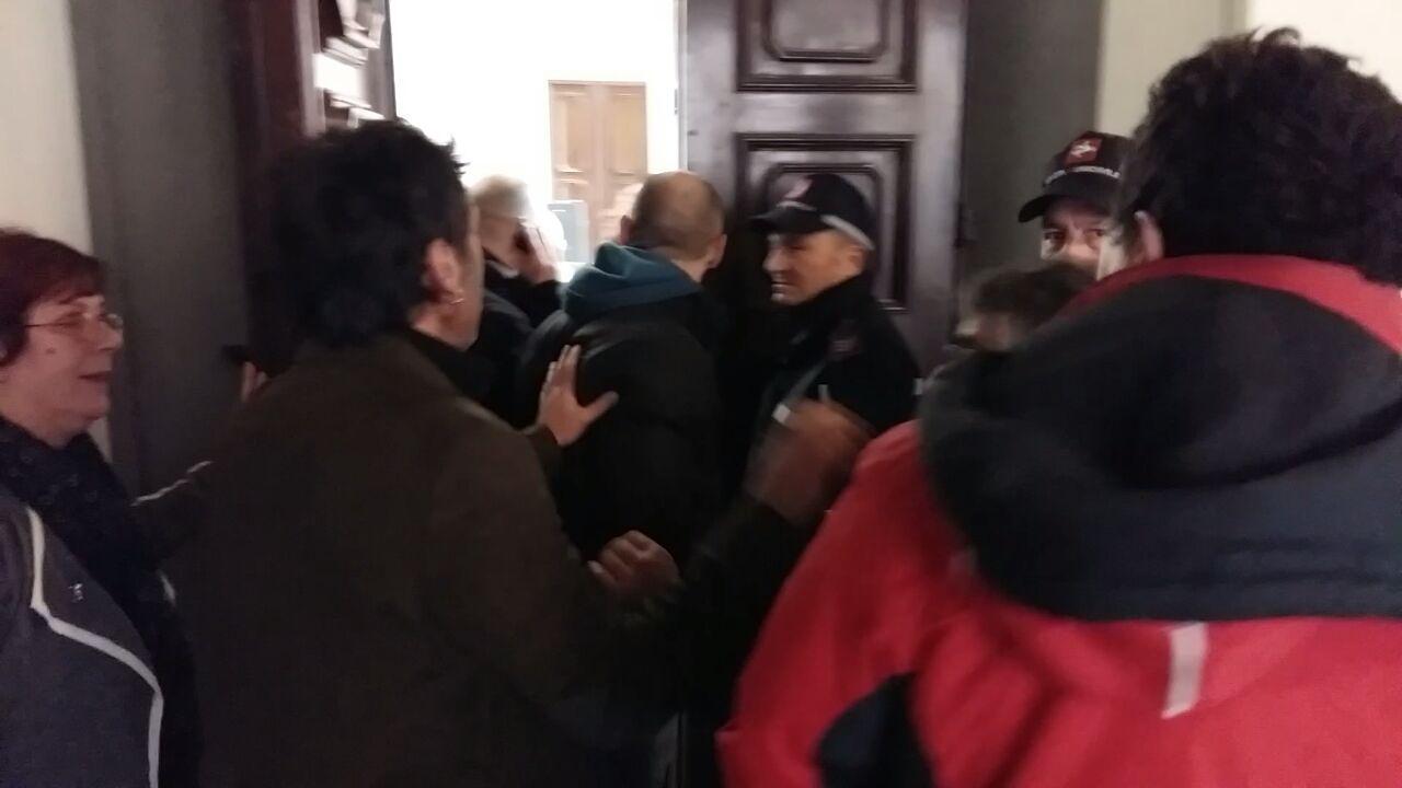 Parapiglia tra un consigliere M5S e alcuni dipendenti Aamps in commissione bilancio