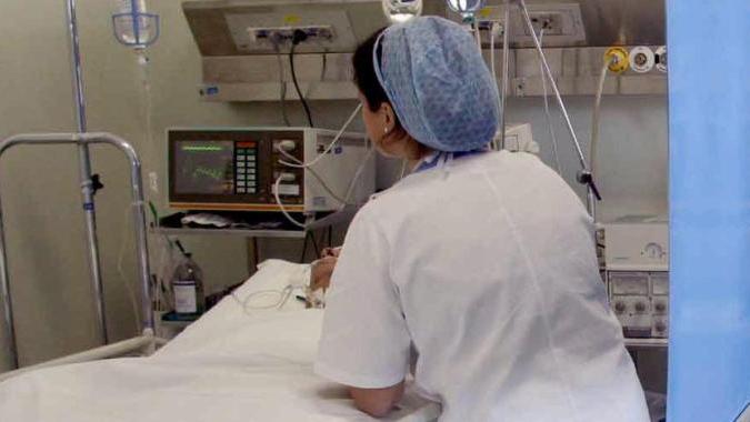 Infermiera cura un paziente ricoverato in ospedale (foto d'archivio)