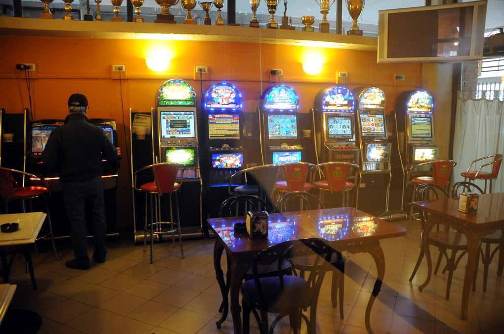 Una sala per giocare alle slot machine (Foto d'archivio)