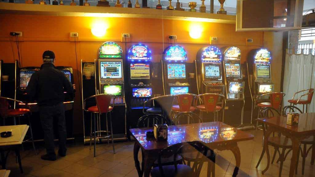 Una sala per giocare alle slot machine (Foto d'archivio)