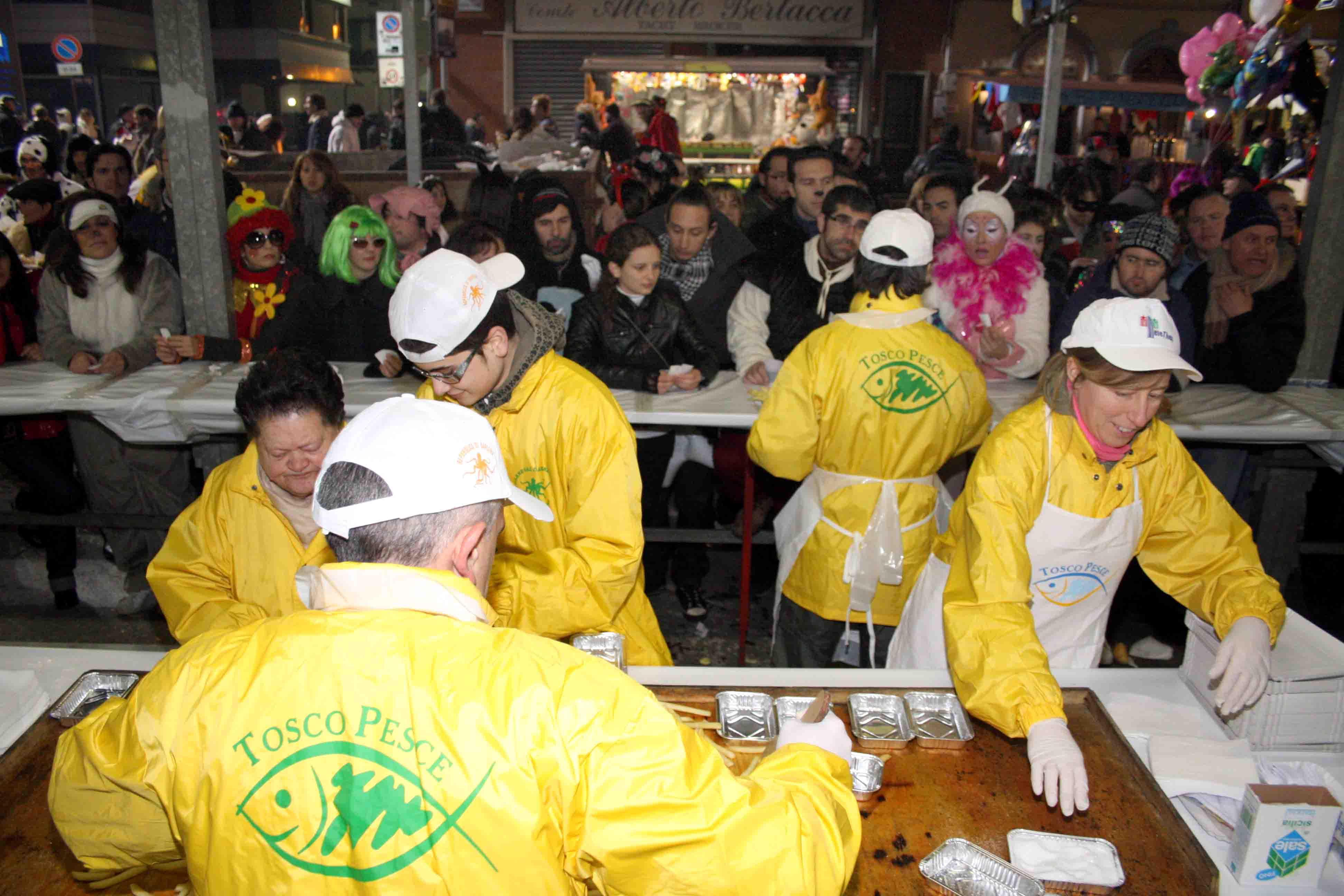 Gente alle cucine del CarnevalDarsena (foto d'archivio)