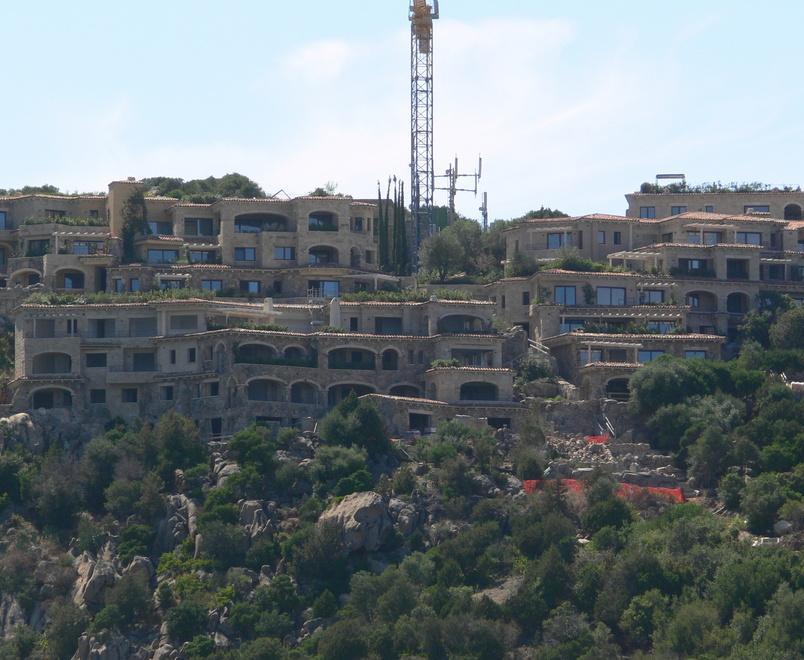 Mega residence di lusso in Costa Smeralda, 5 indagati per abusi edilizi 