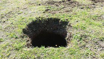 Una delle voragini nell'area del Piano