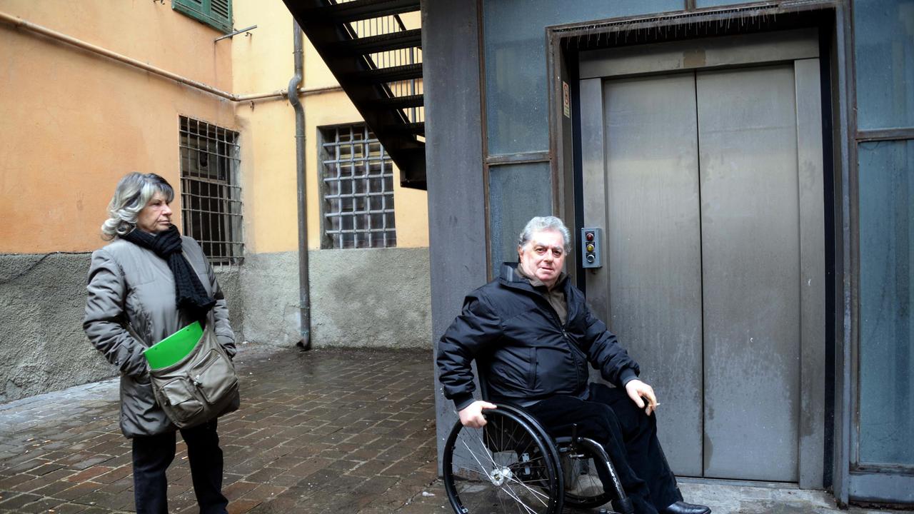 Il cittadino disabile di fronte all'ascensore guasto