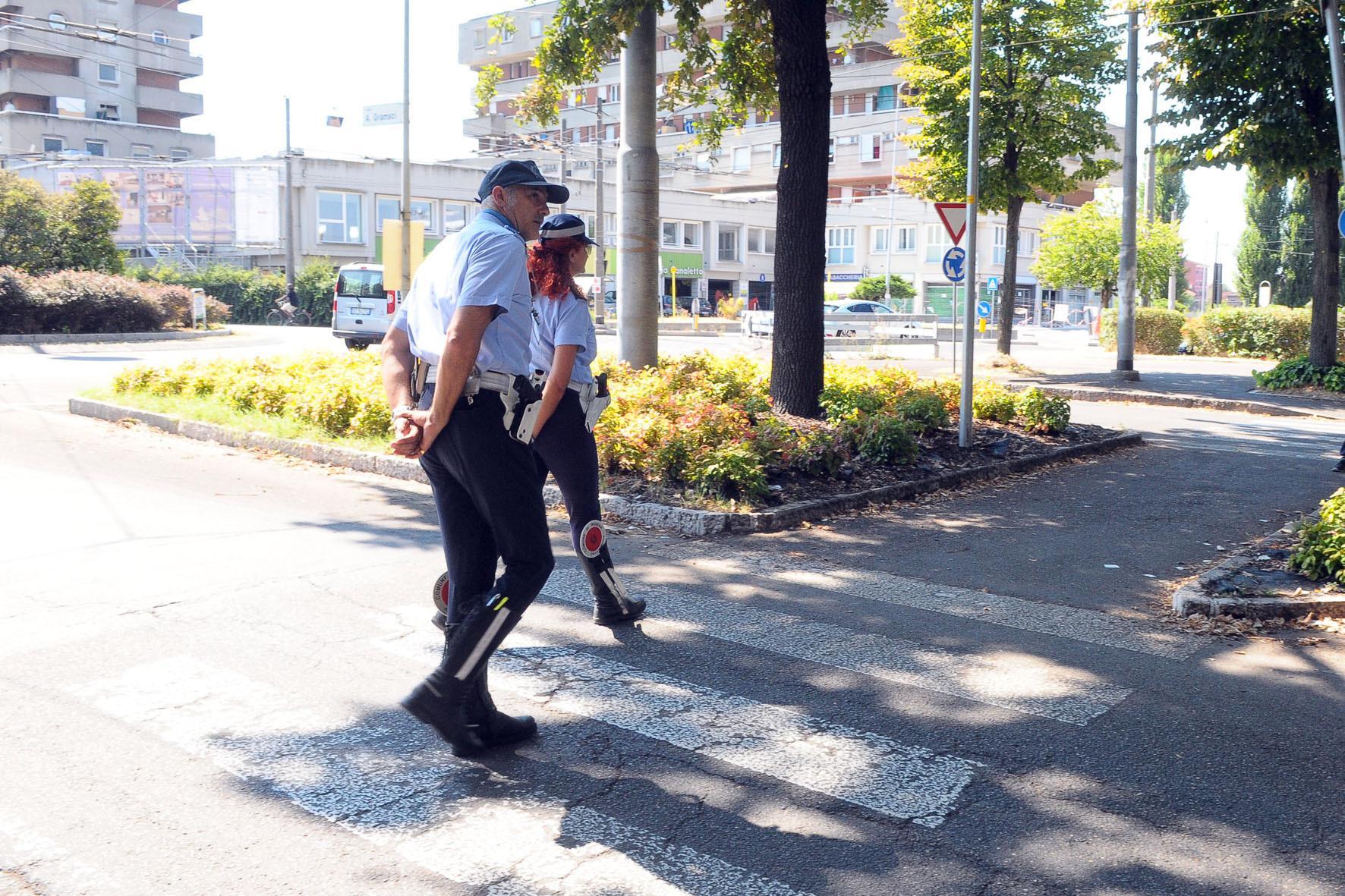 Gli agenti della polizia municipale stanno cercando tre pirati della strada