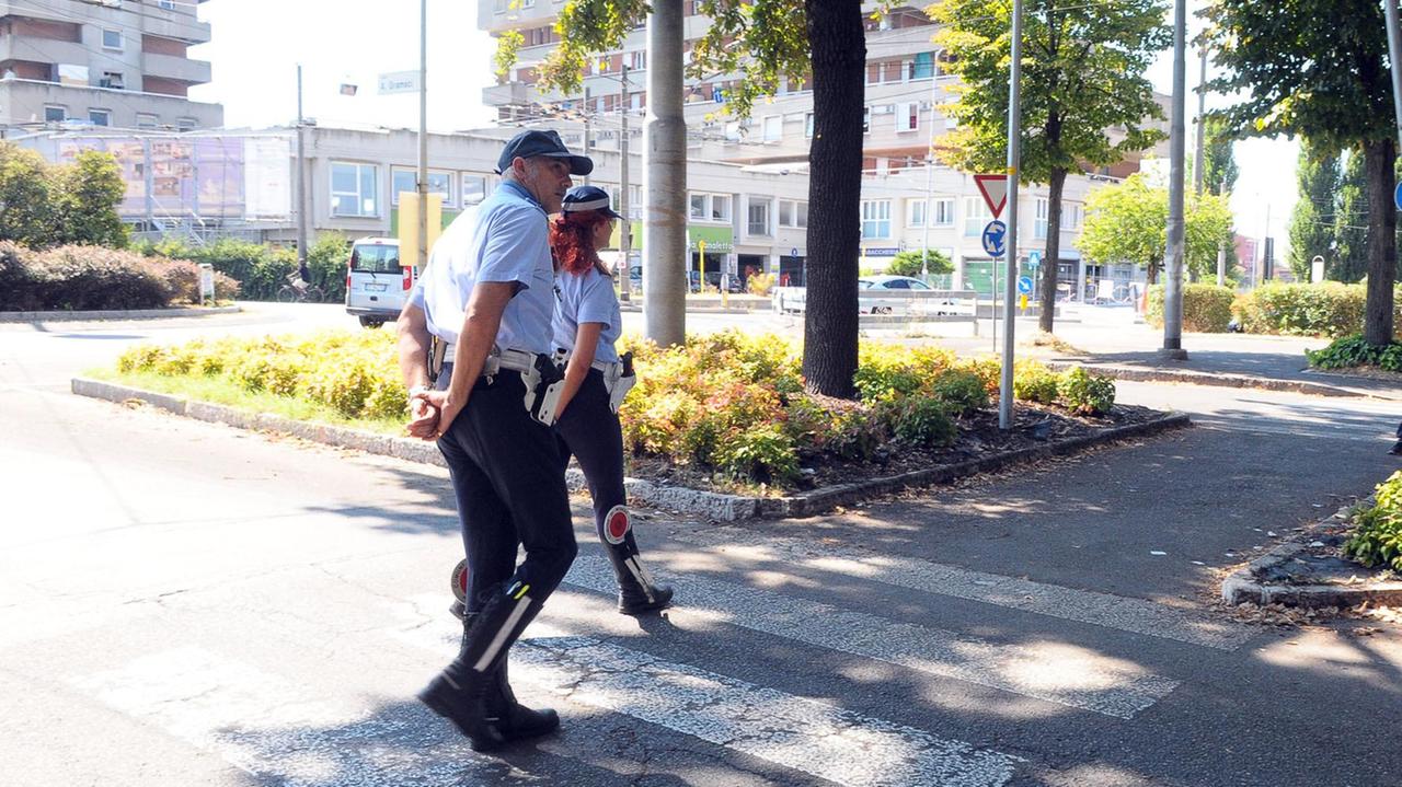 Gli agenti della polizia municipale stanno cercando tre pirati della strada