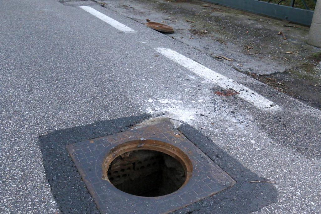 Il tombino aperto in via Montenero (foto Marzi/Pentafoto)