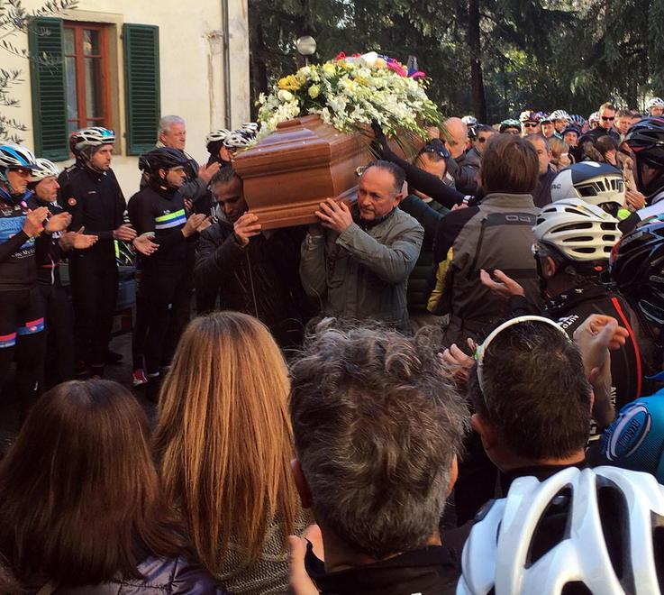 La salma portata a spalla alla chiesa di Castellare (Foto Nucci)