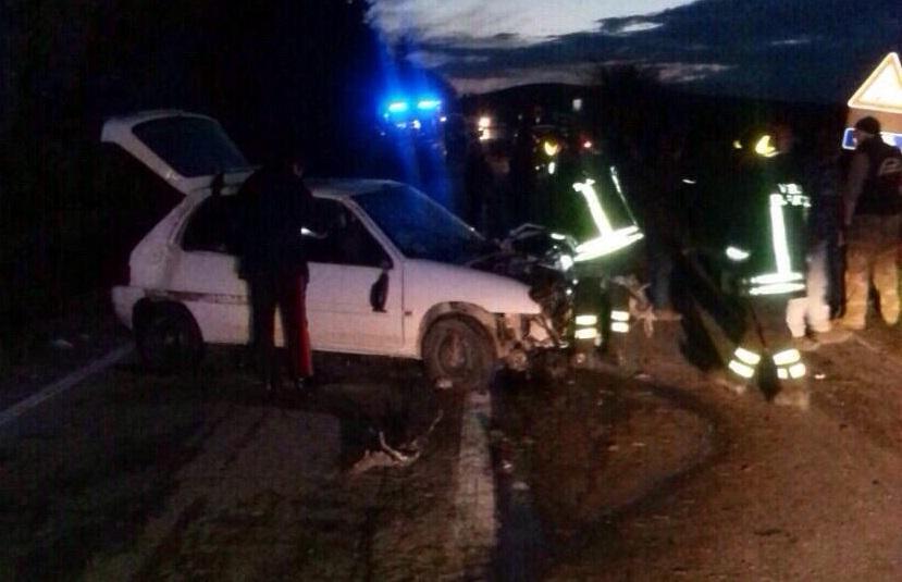 Vigili del fuoco e carabinieri sul luogo dell'incidente