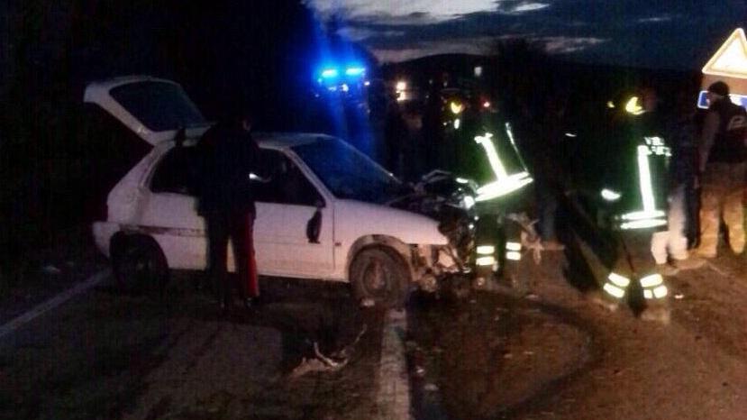 Vigili del fuoco e carabinieri sul luogo dell'incidente