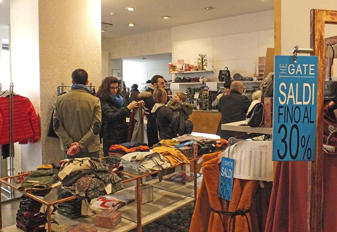 L’interno di un negozio del centro (foto Paolo Barlettani)