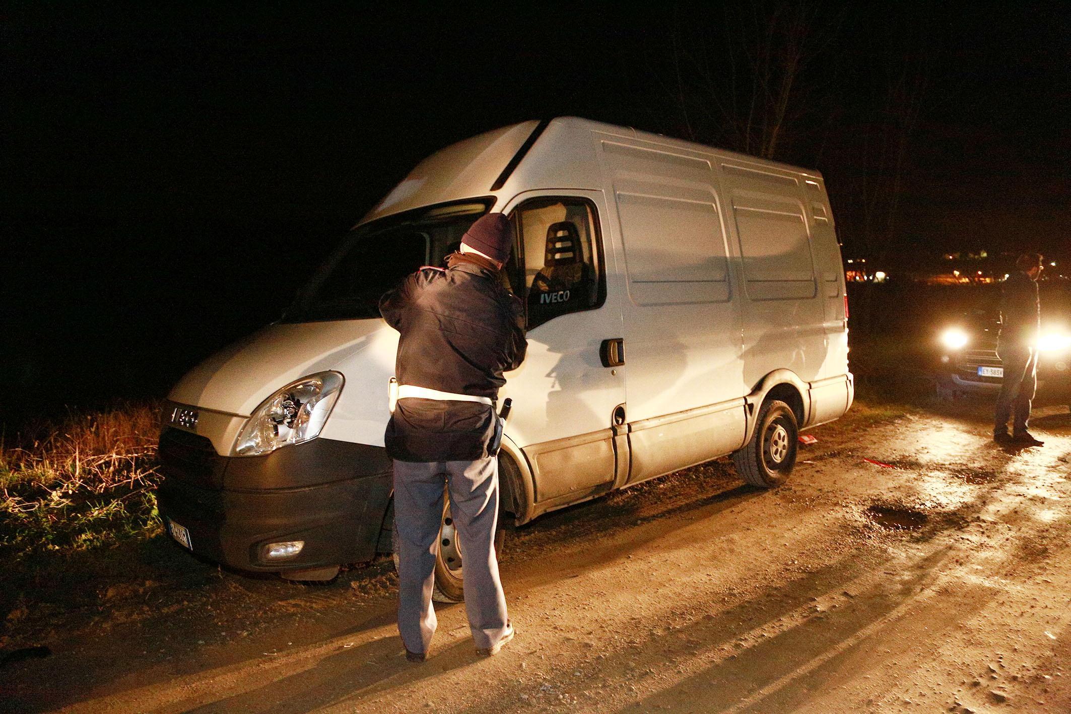 I rilievi della polizia sul furgone abbandonato (foto agenzia Carlo Sestini)