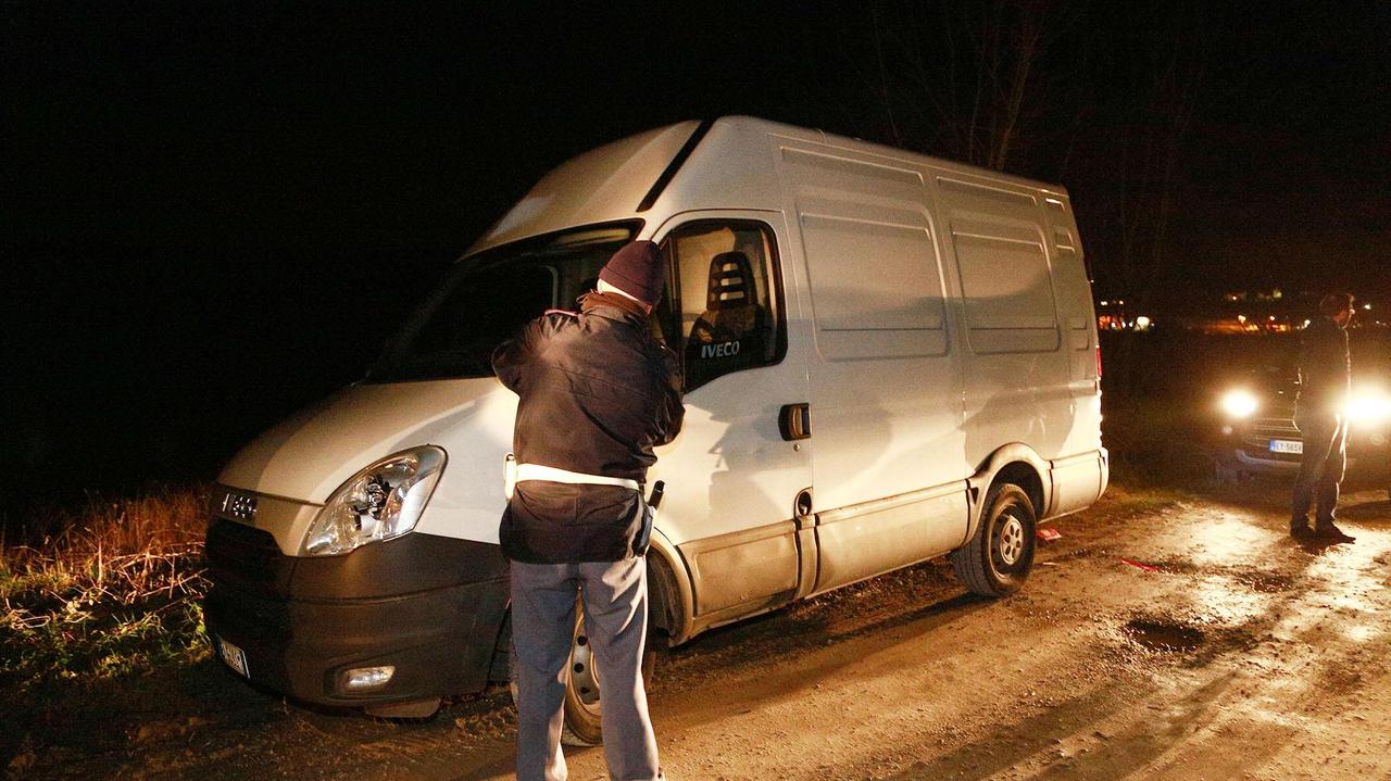 I rilievi della polizia sul furgone abbandonato (foto agenzia Carlo Sestini)