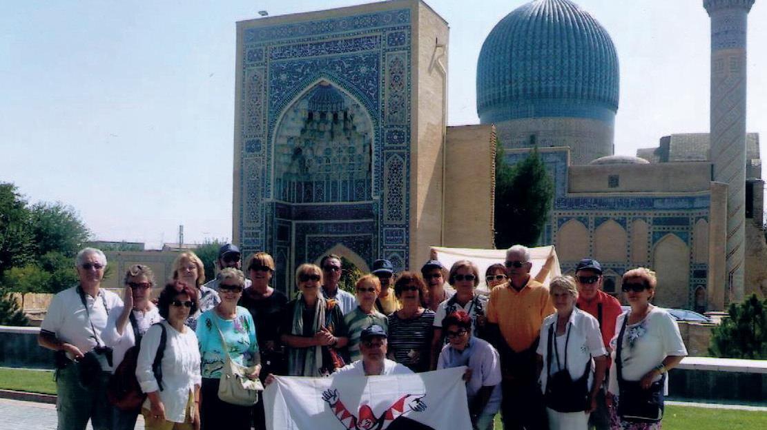 Un gruppo di viareggini con la bandiera di Burlamacco in Uzbekistan (foto Il Vàgero Viaggi)