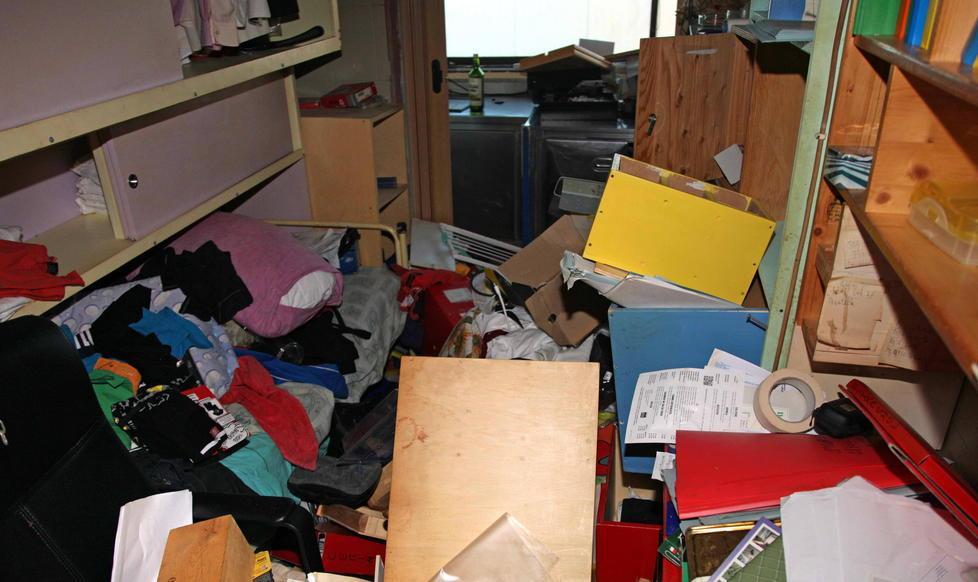 L'interno del ristorante devastato dai ladri