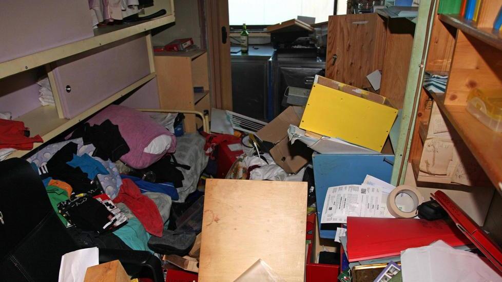L'interno del ristorante devastato dai ladri