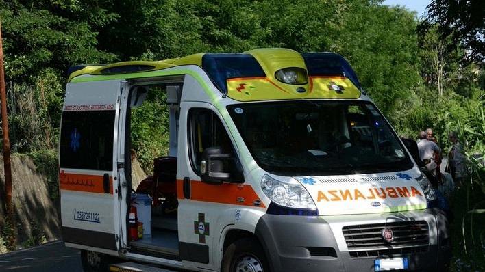 Auto finisce nel fosso, due feriti