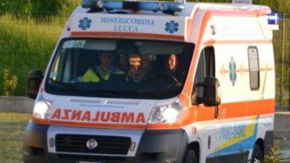 Ottico cade mentre sale in soffitta e si frattura il bacino