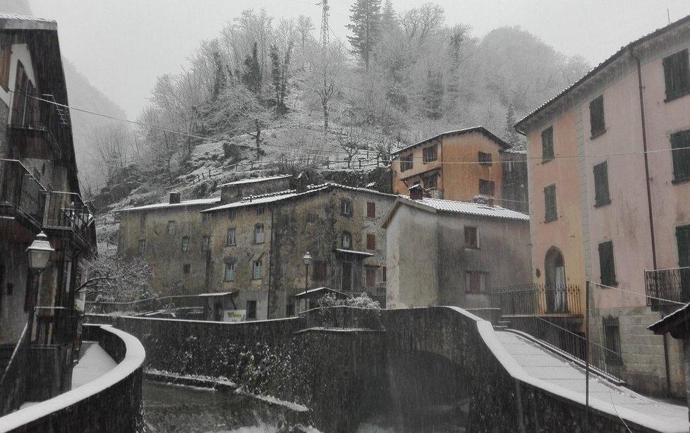 La neve è arrivata, imbiancati i paesi della Garfagnana 