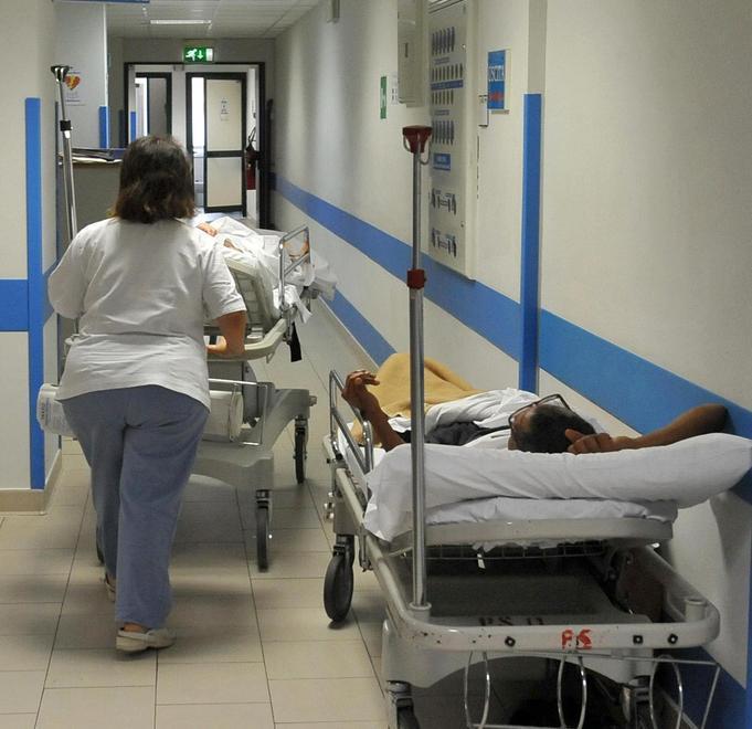 Il sindacato Nursind «All’ospedale mancano barelle»