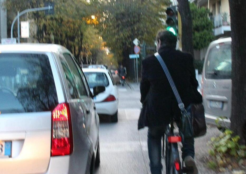 Il parcheggio senza leggi sul viale Mameli 