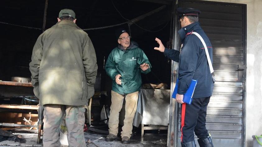 Casa di campagna a fuoco è un attentato con furto