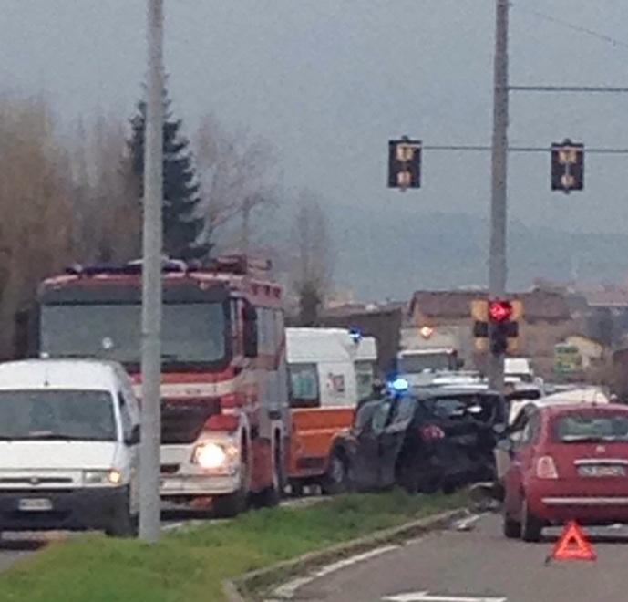 Tamponamento a tre all’incrocio, 4 feriti