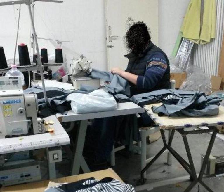 Operai clandestini di notte Blitz nel laboratorio cinese 